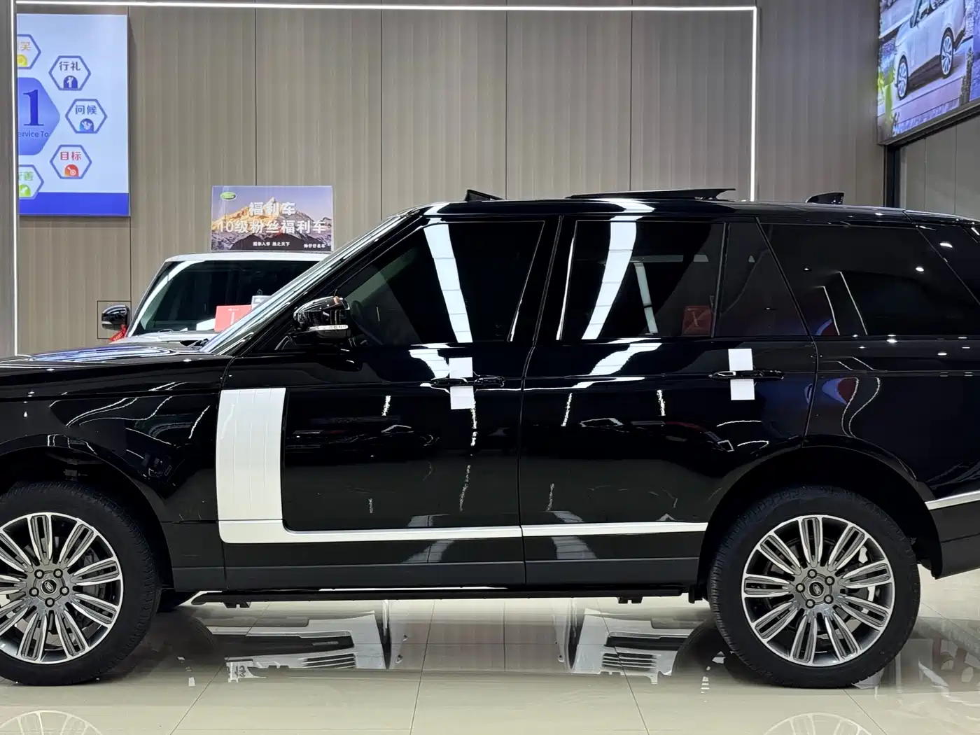 Land Rover Range Rover 2022 3.0 L6 360PS Golden Age Edition фото 3