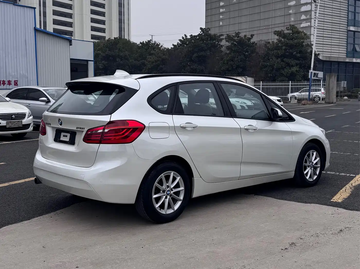 BMW 2 Series Touring 2018 218i Sport Line фото 4