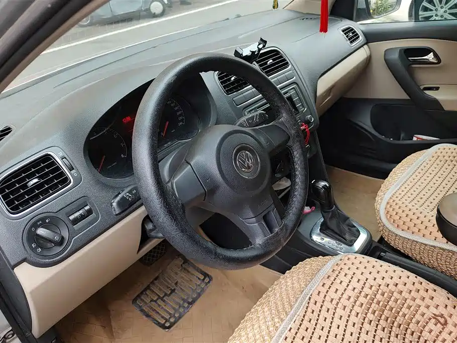 Volkswagen Polo 2013 1.4L Automatic Comfort Edition фото 15