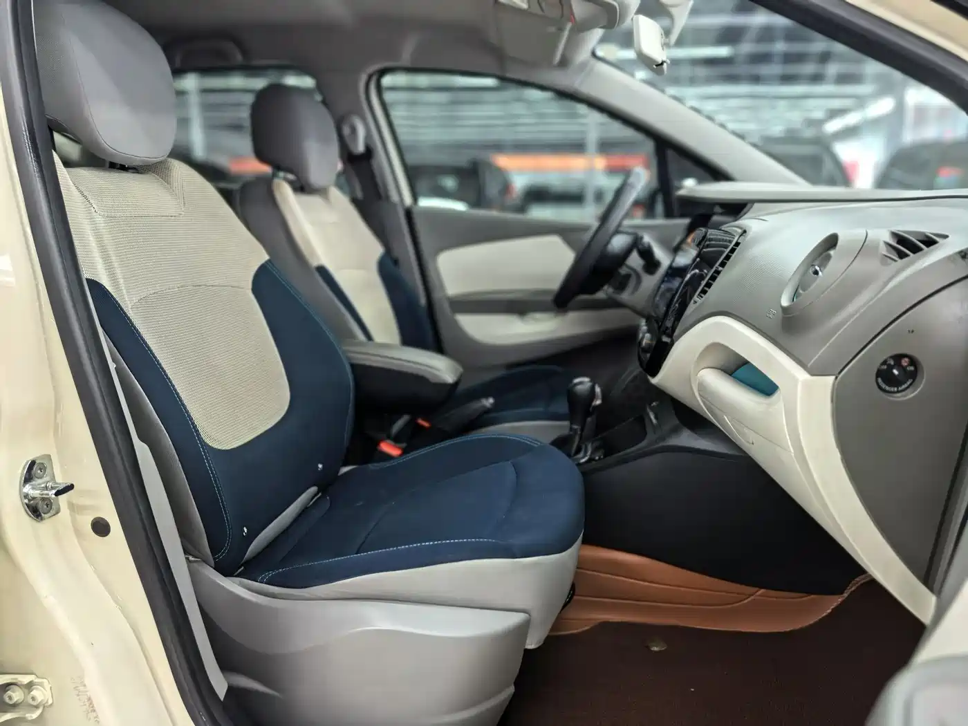 Renault Captur 2015 2015 Model 1.2T Automatic Standard Edition