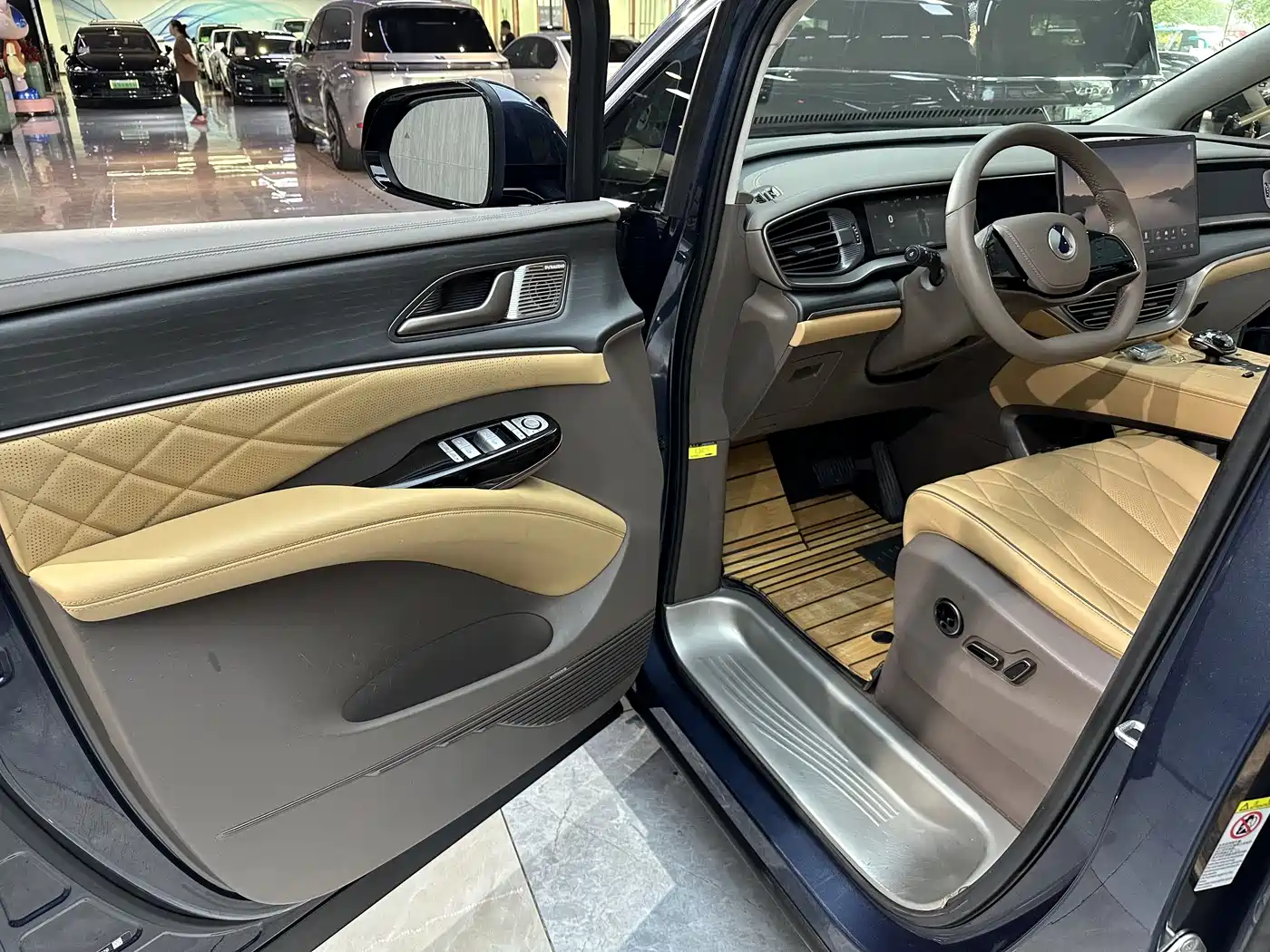 Denza D9 2022 DM-i 970 AWD Flagship фото 7