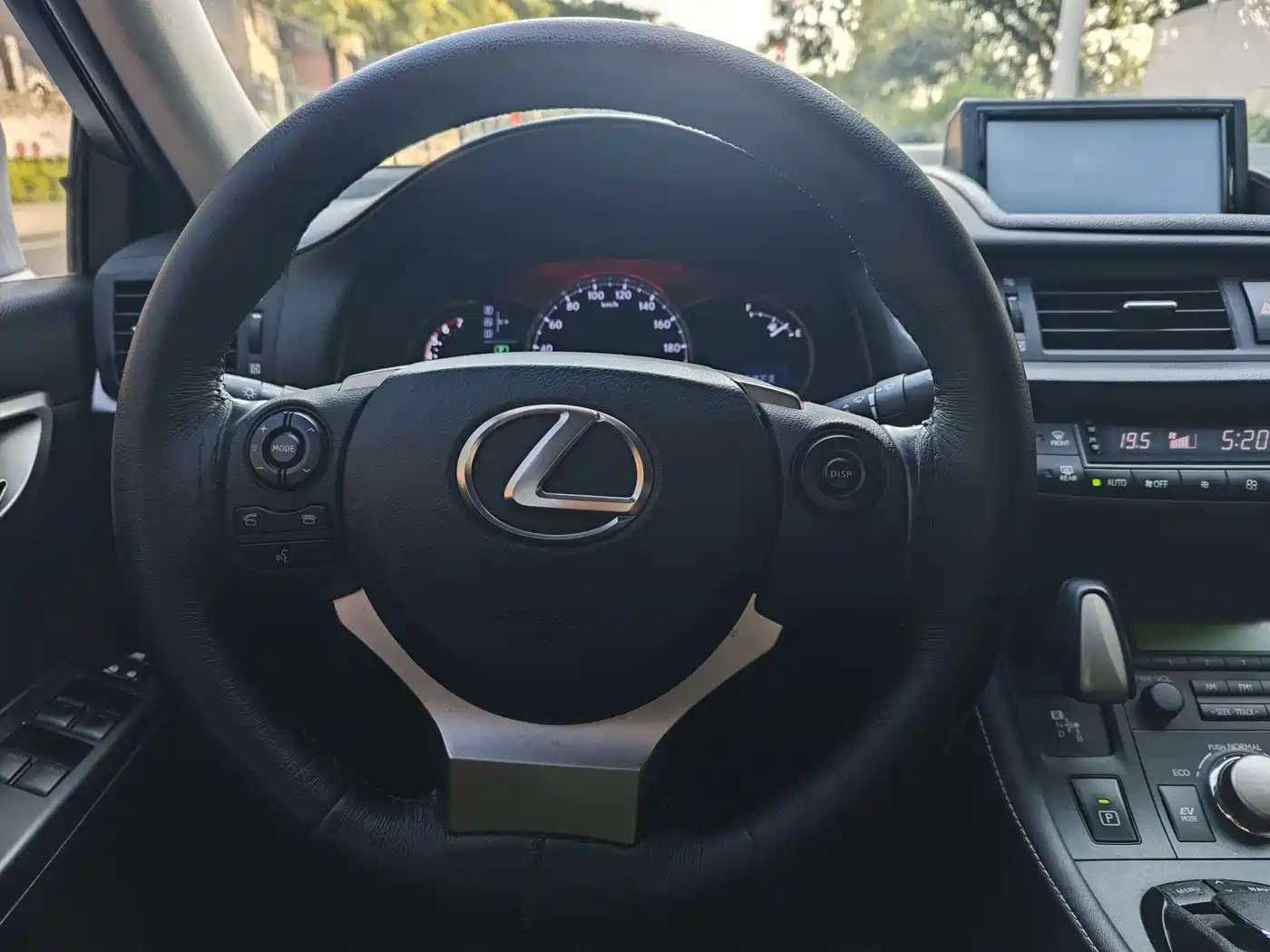 Lexus CT 2015 CT200h Dark Knight Edition фото 32