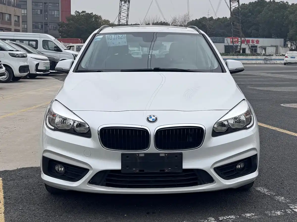 BMW 2 Series Touring 2018 218i Sport Line фото 2