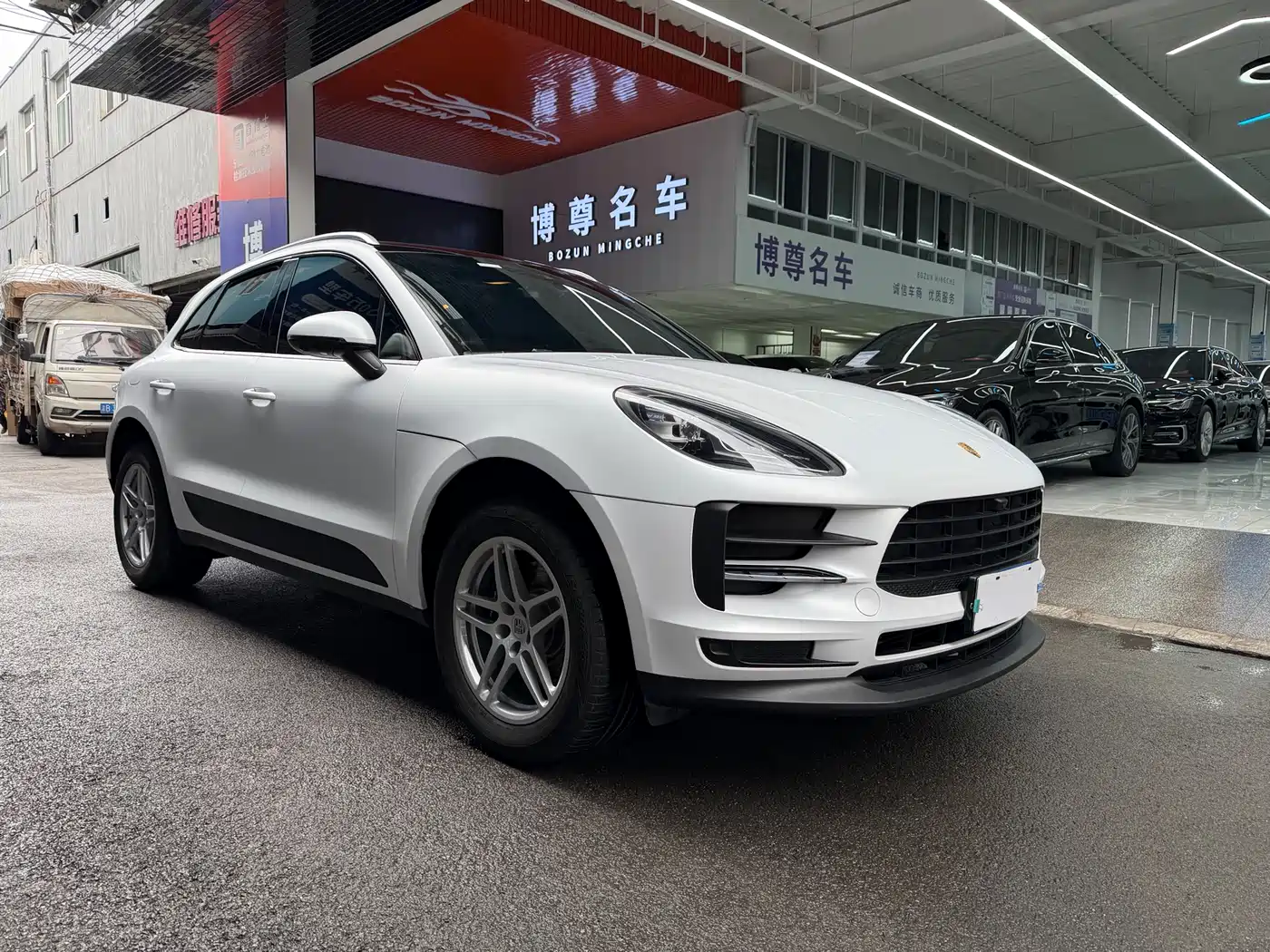 PORSCHE MACAN