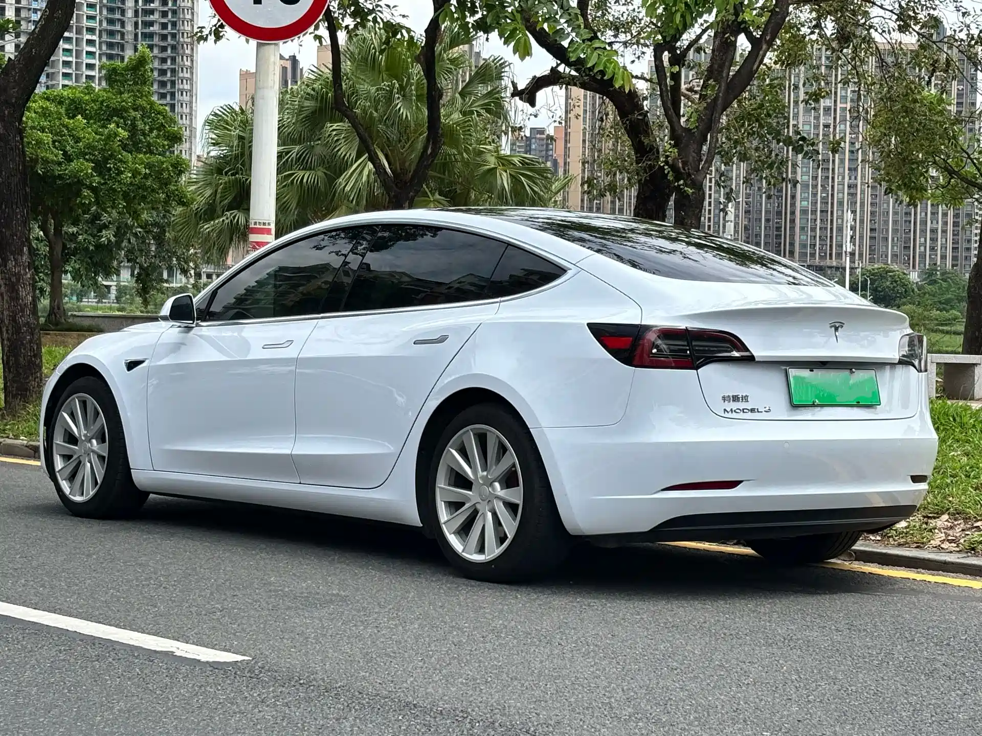 Фото 4 - Tesla Model 3