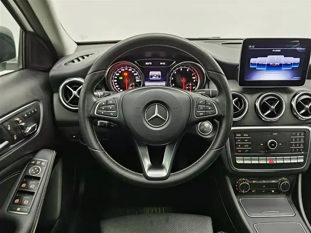 Mercedes-Benz GLA 2018 GLA 220 4MATIC Sport фото 11