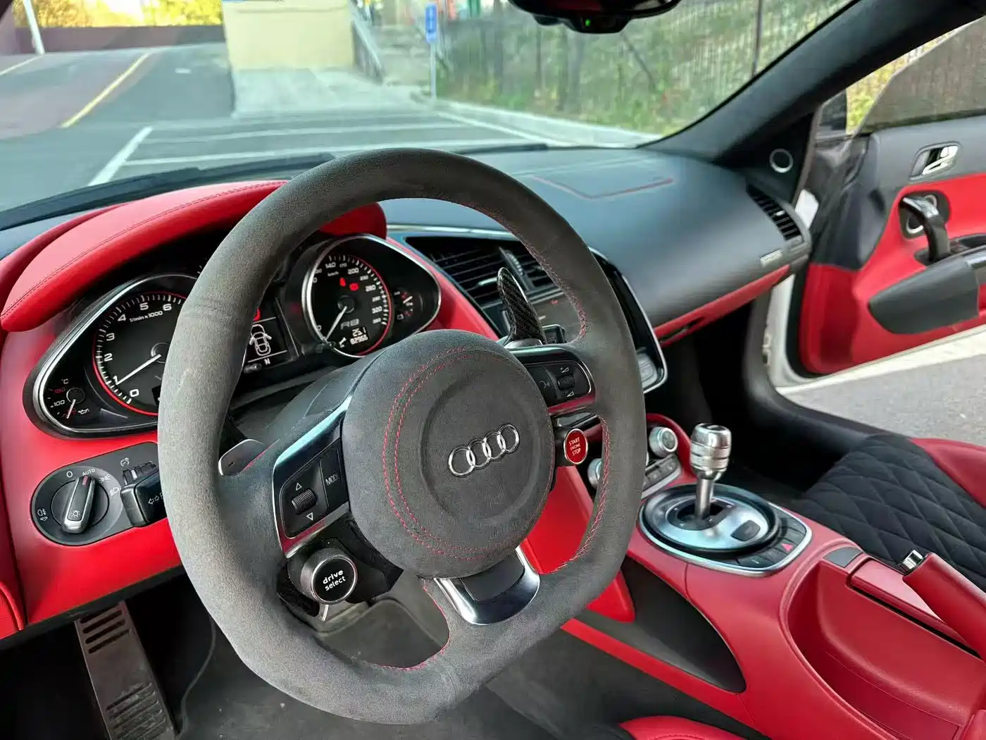 Audi R8 2010 5.2 FSI quattro фото 8