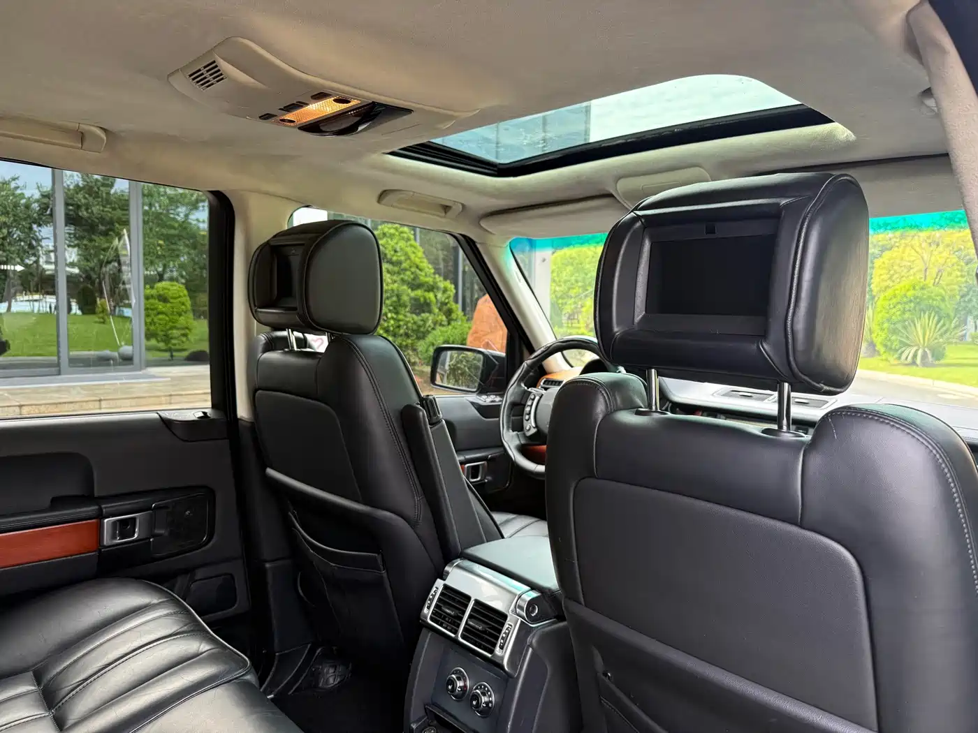 Photo 15 - Land Rover Range Rover