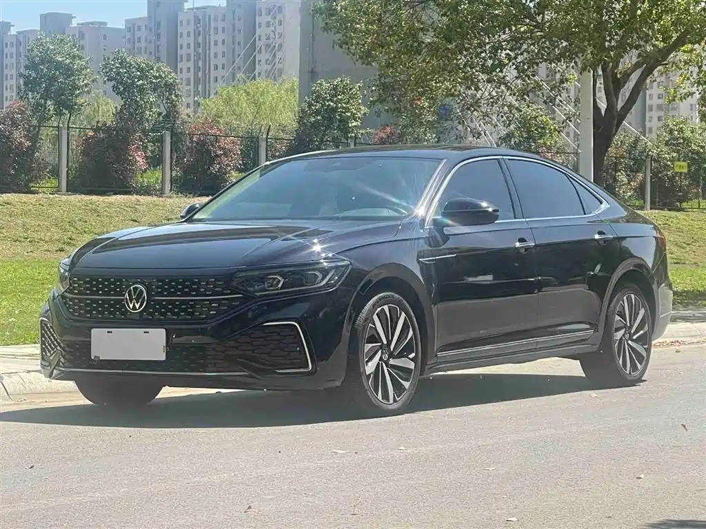 Volkswagen Passat 2022 330TSI Starlight Luxury Edition фото 2
