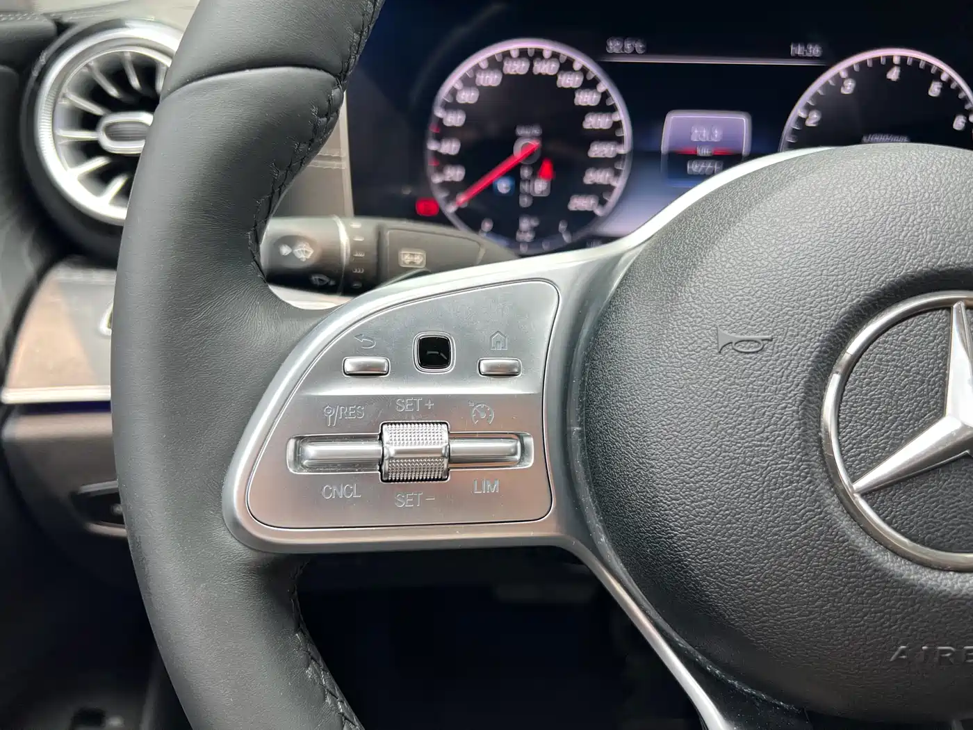 Mercedes-Benz CLS 2018 CLS 300 Luxury фото 35