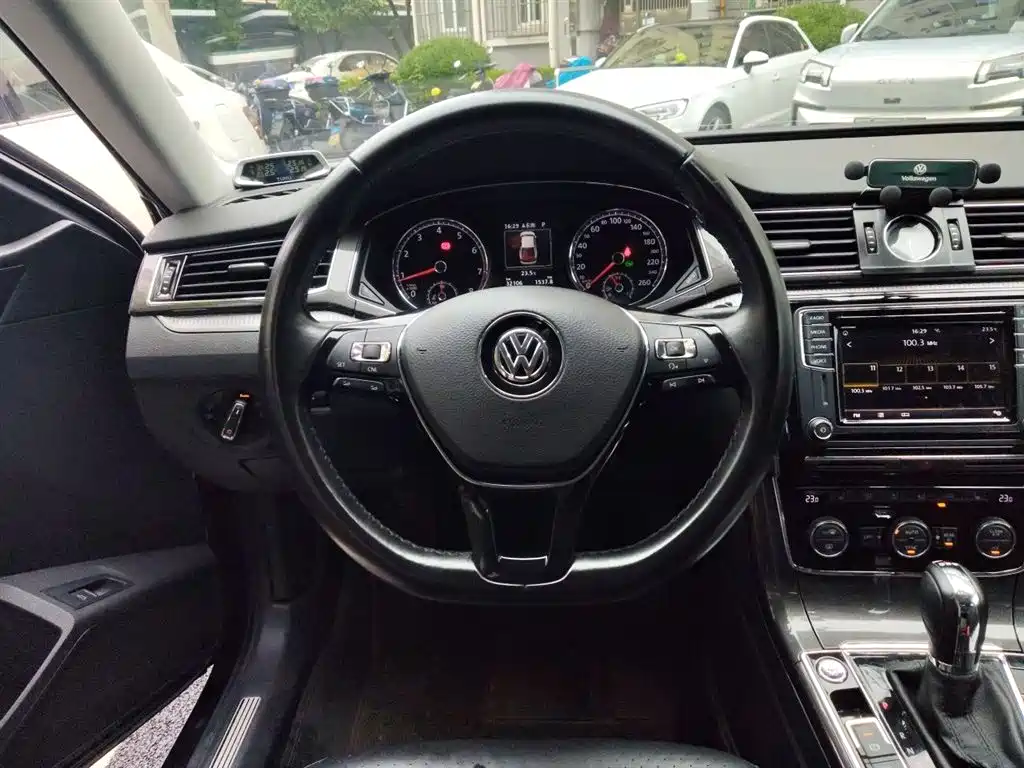 Volkswagen Passat 2017 330TSI DSG Luxury фото 3