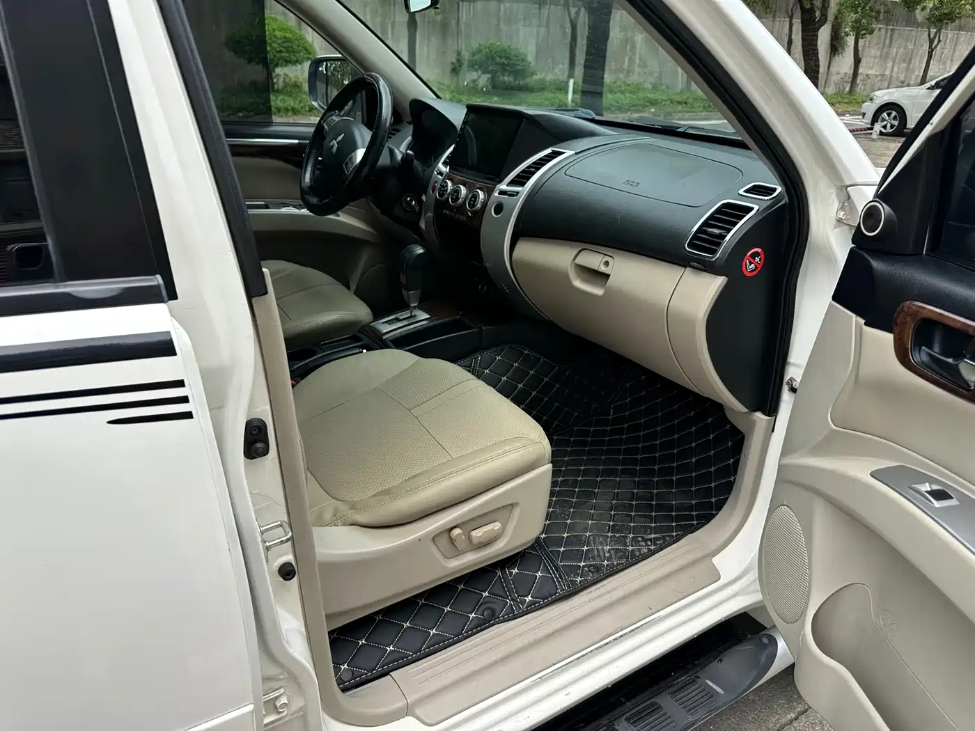 Mitsubishi Pajero Sport 2013 3.0L Automatic 2WD Luxury фото 9