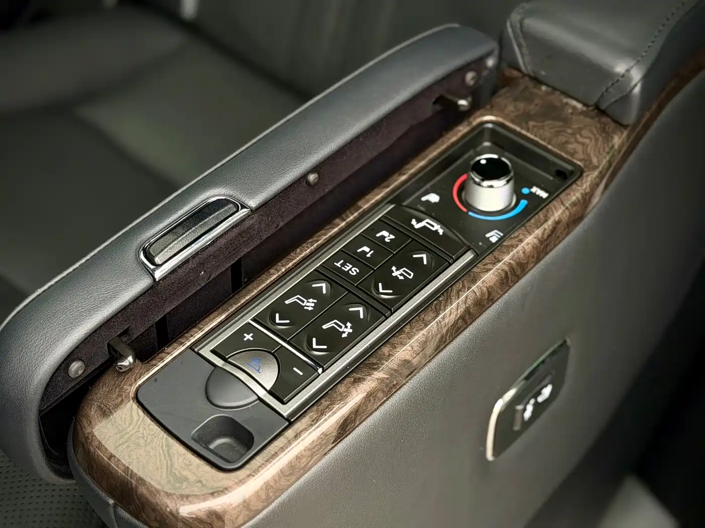 Toyota Vellfire 2021 Crown Hybrid 2.5L HV Supreme Edition фото 11