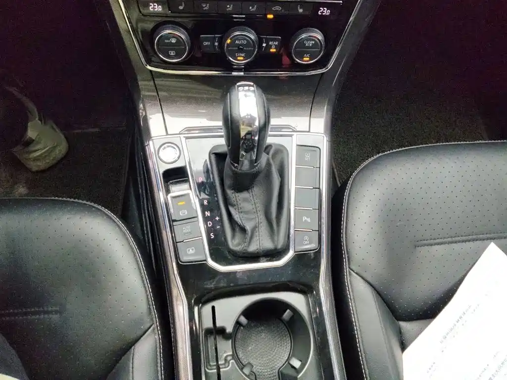 Volkswagen Passat 2017 330TSI DSG Luxury фото 7