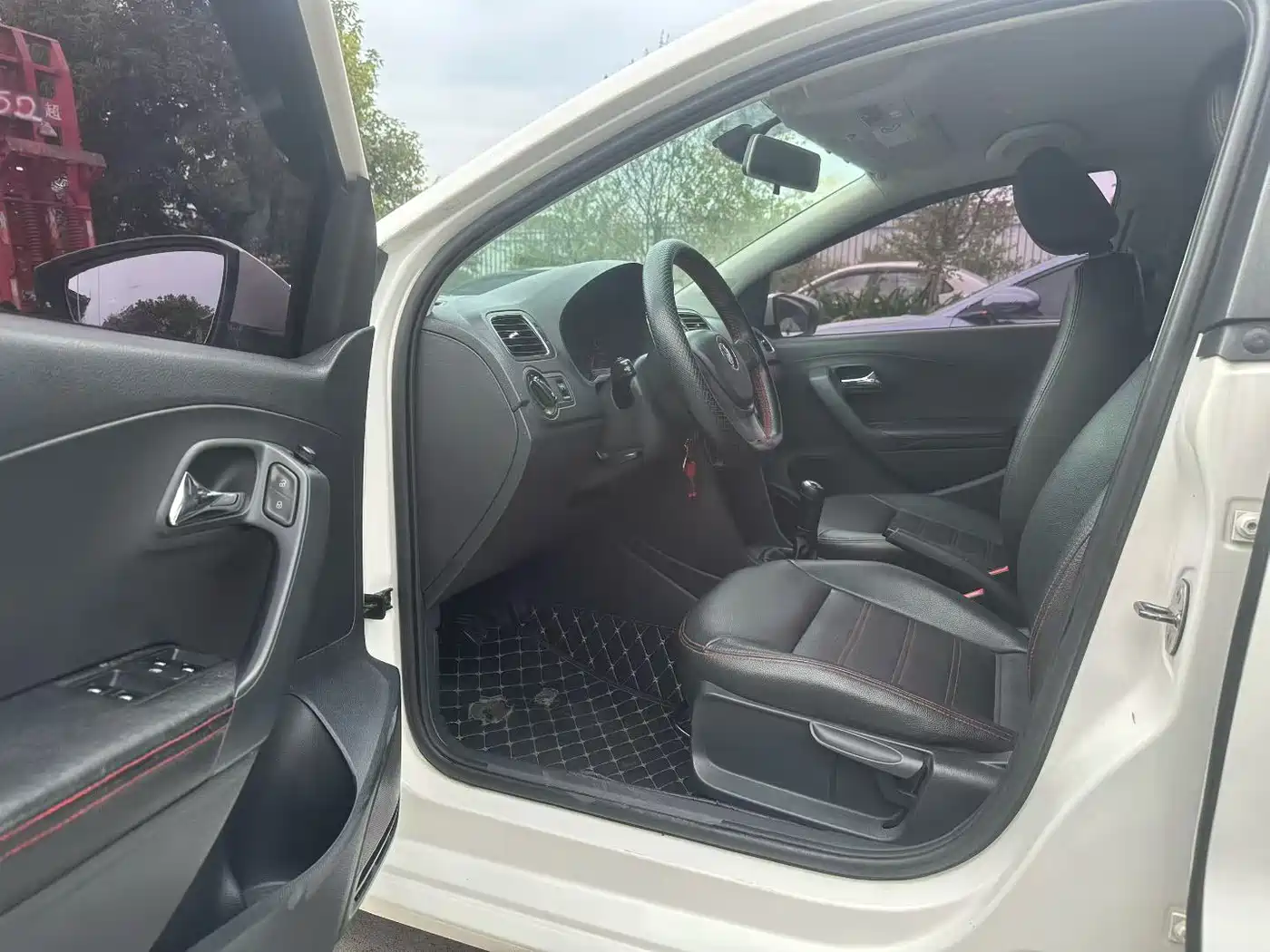 Volkswagen Polo 2014 1.6L Manual Comfort Edition фото 7