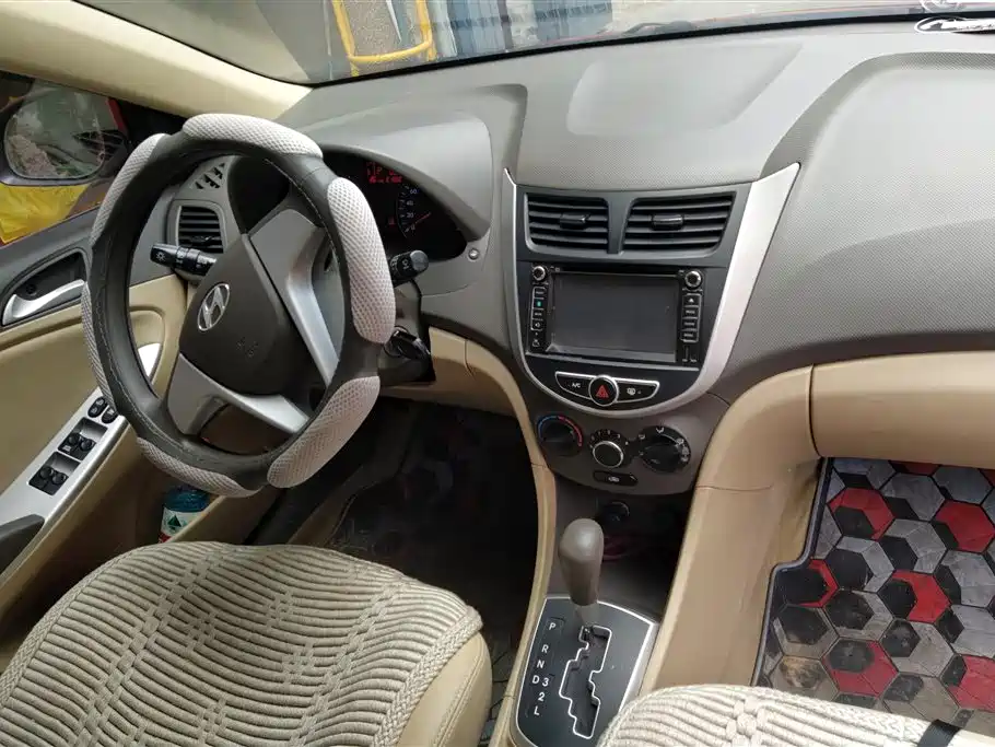 Hyundai Verna 2010 Sedan 1.4L Automatic Fashion GT фото 12