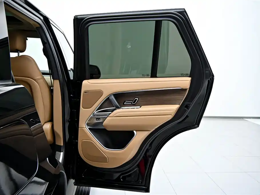 Land Rover Range Rover 2023 3.0 L6 360PS Golden Age Edition фото 22