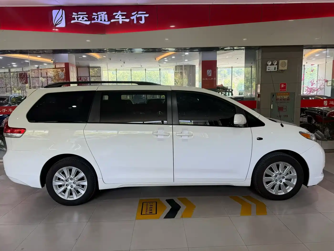 Toyota Sienna 2013 3.5L 4WD Automatic фото 3