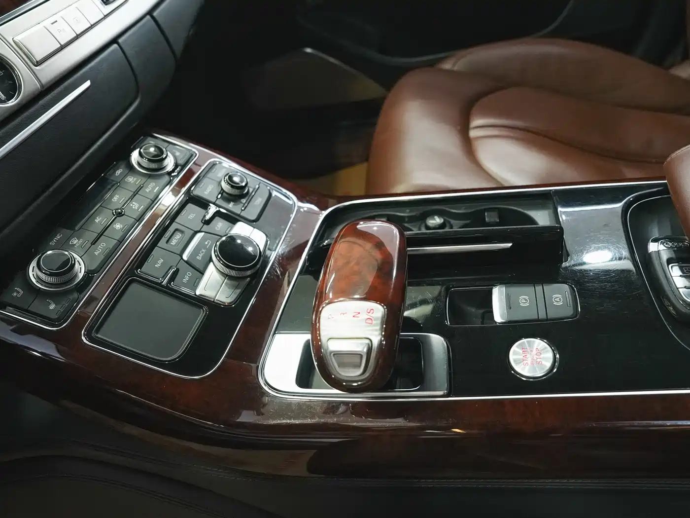 Audi A8 2012 A8L 6.3 FSI W12 quattro фото 19