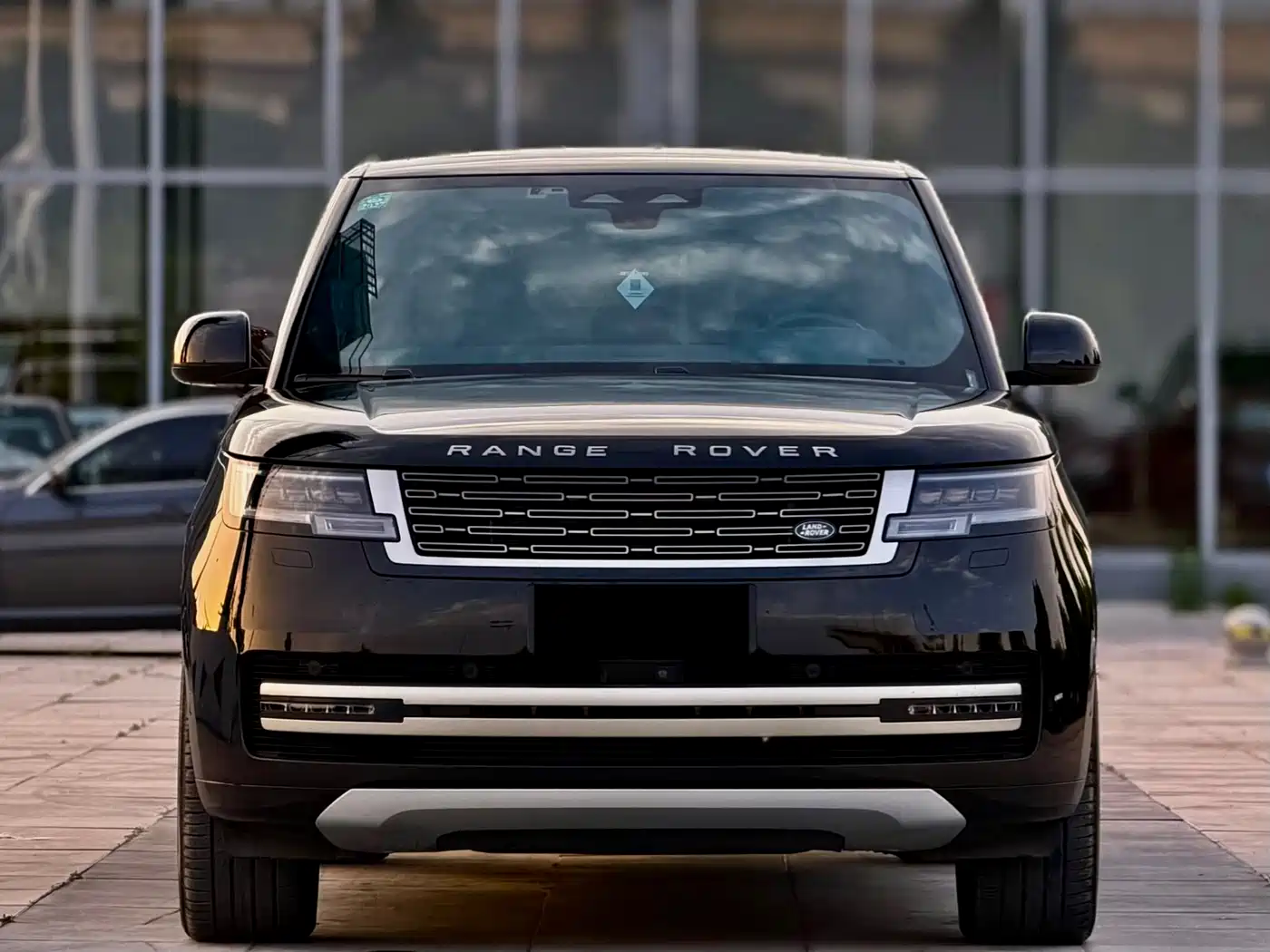 Land Rover Range Rover 2023 3.0 L6 400PS Golden Age 7-Seater Long Wheelbase фото 2