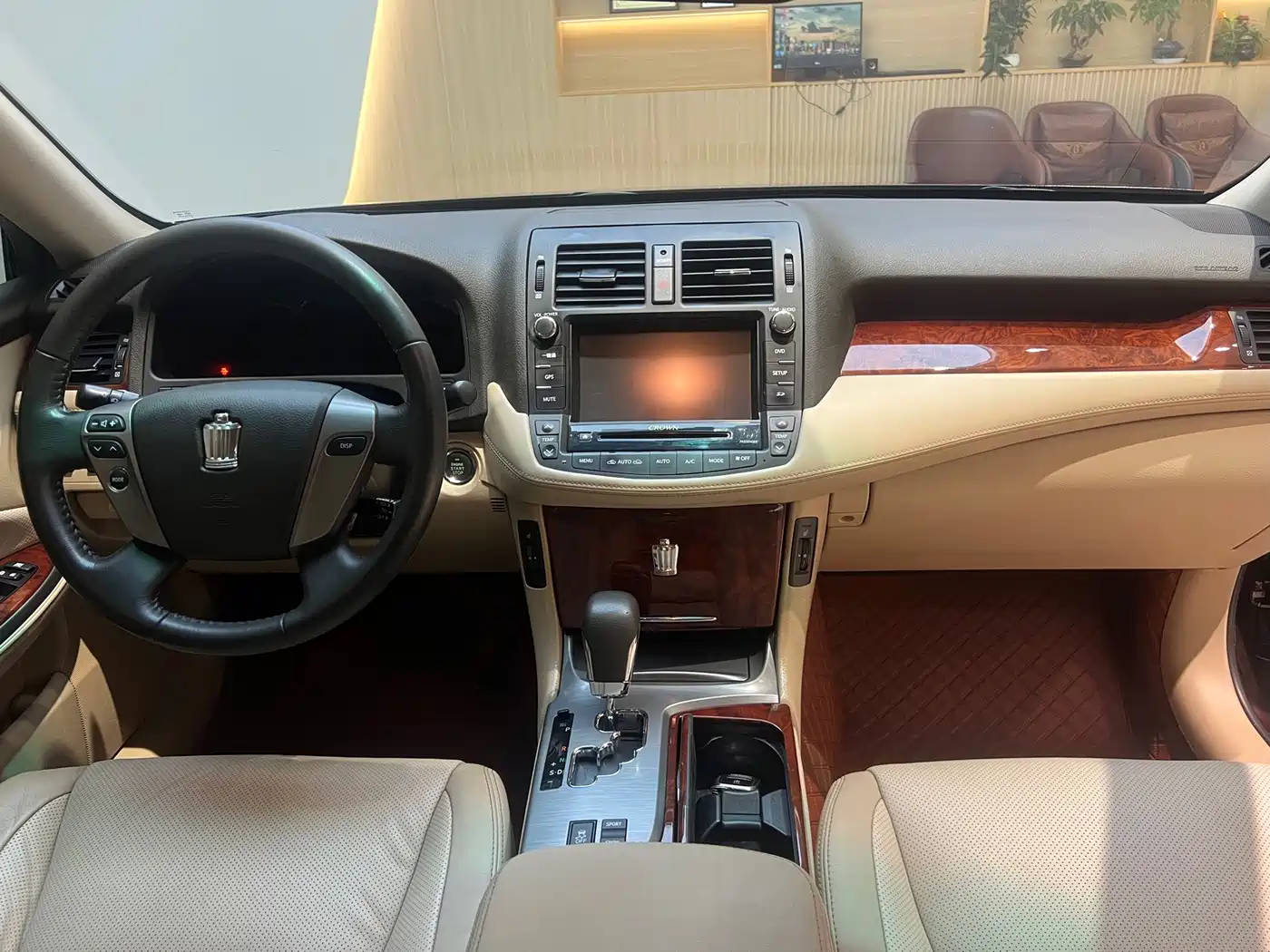 Toyota Crown 2012 2.5L Royal Navigation Edition фото 24