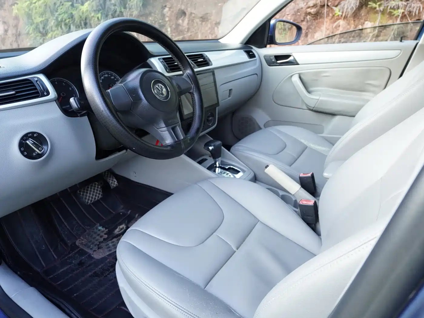 Volkswagen Bora 2012 1.6L Automatic Fashion Value Edition фото 2