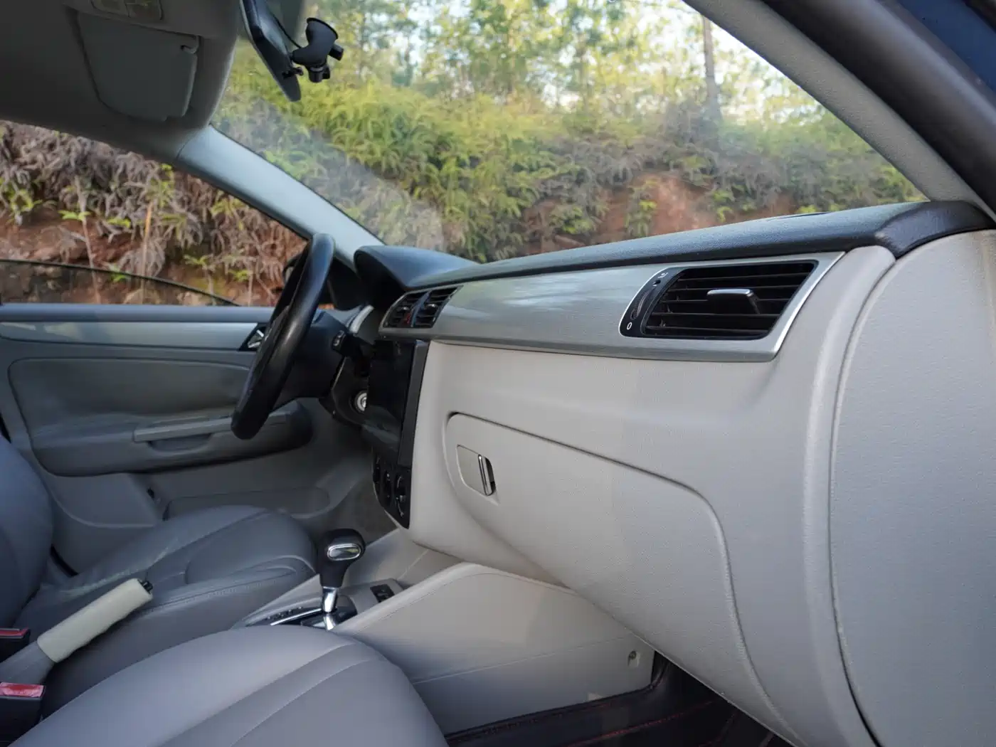 Volkswagen Bora 2012 1.6L Automatic Fashion Value Edition фото 13