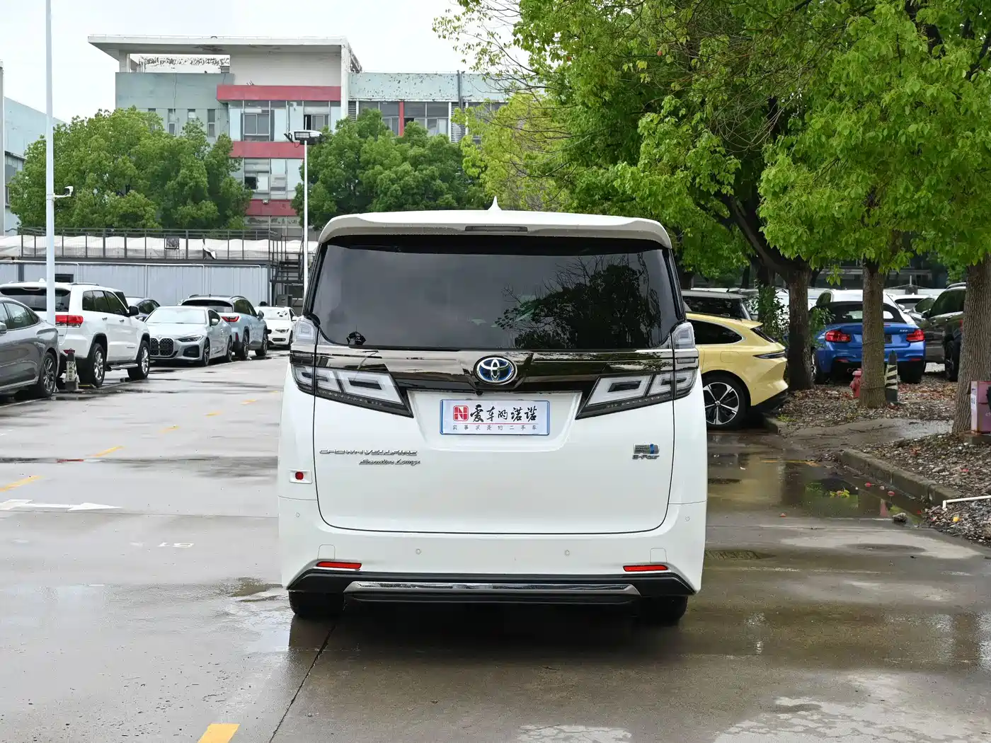 Toyota Vellfire 2021 Crown Hybrid 2.5L HV Supreme Edition фото 4