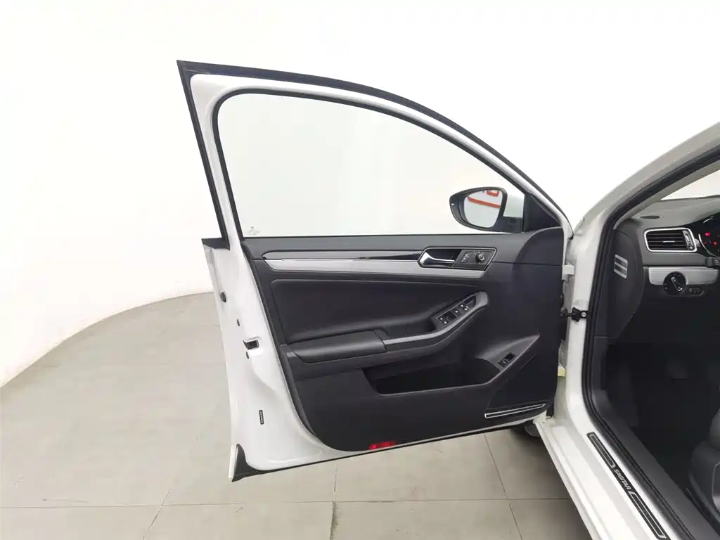 Volkswagen Sagitar 2017 1.6L Manual Comfort фото 8