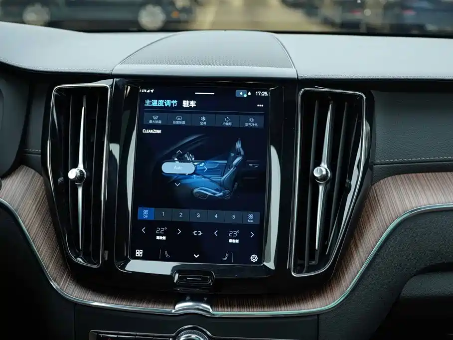 VOLVO XC60 PLUG-IN HYBRID