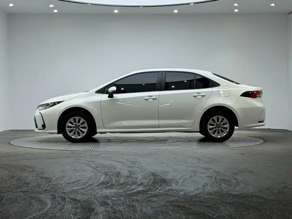 Фото 2 - Toyota Corolla