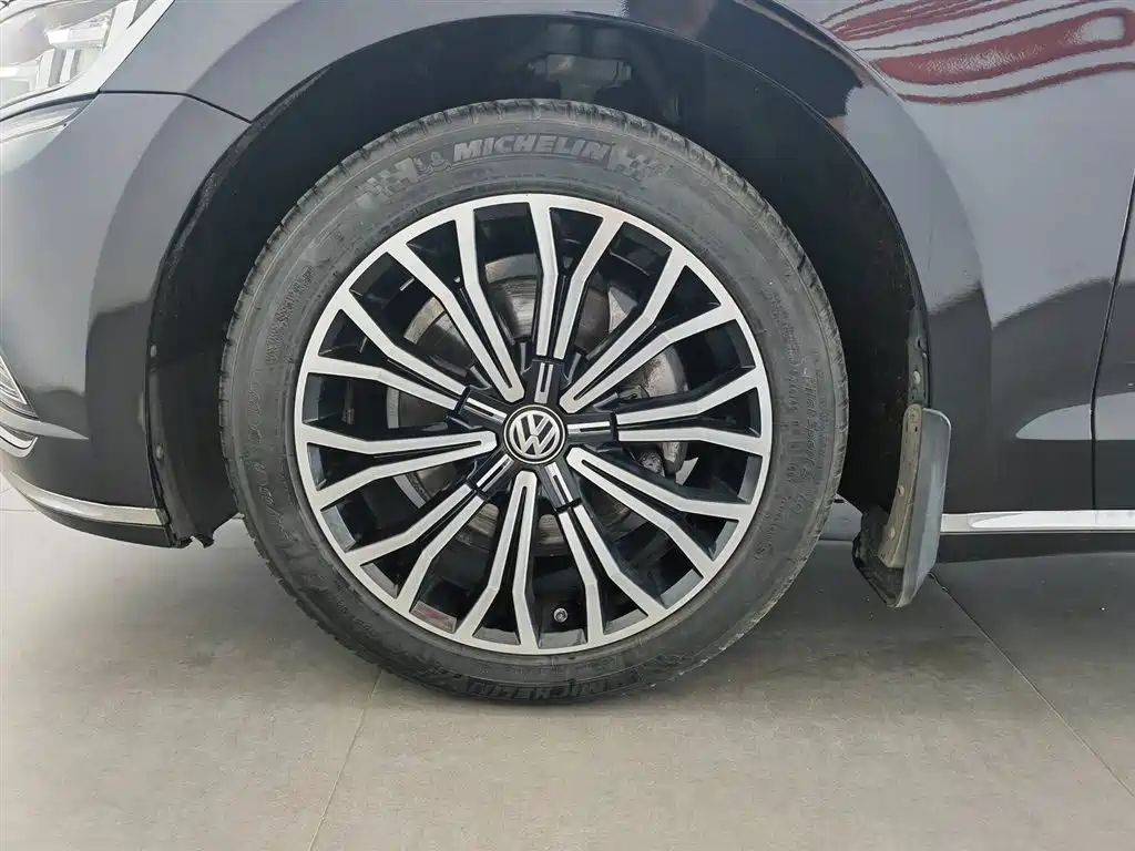 Volkswagen Phideon 2018 Facelift 380TSI FWD Business фото 17