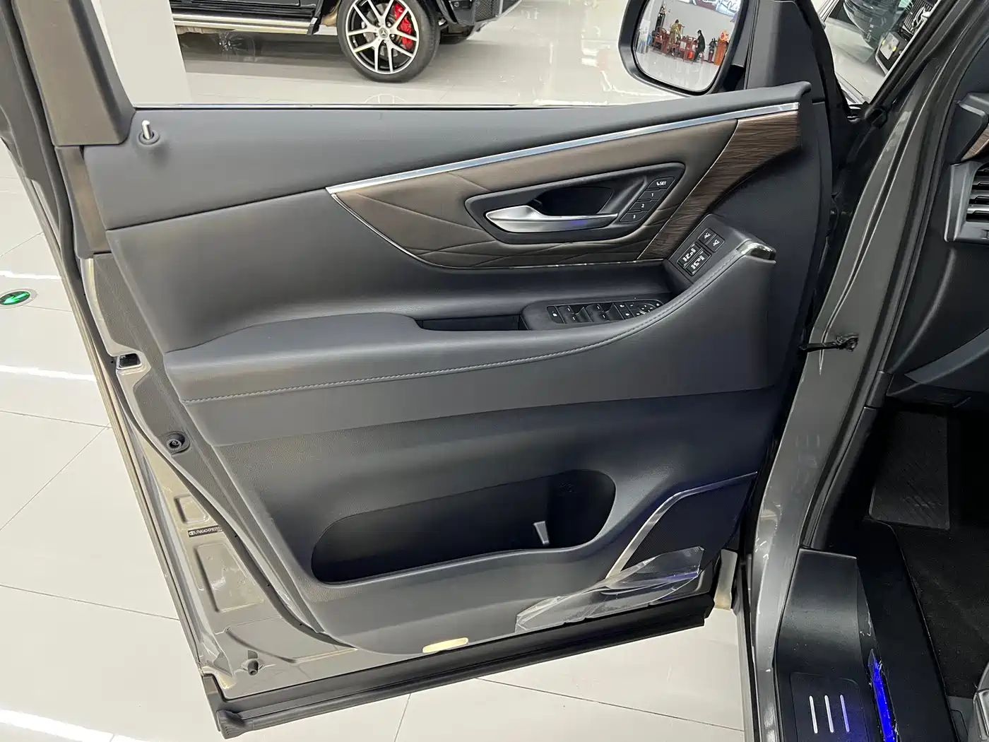 Toyota Vellfire 2024 Crown Hybrid 2.5L Executive Premium Edition фото 20