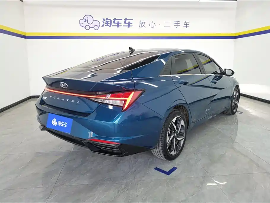 Hyundai Elantra 2021 1.5L CVT LUX Premium Edition фото 3