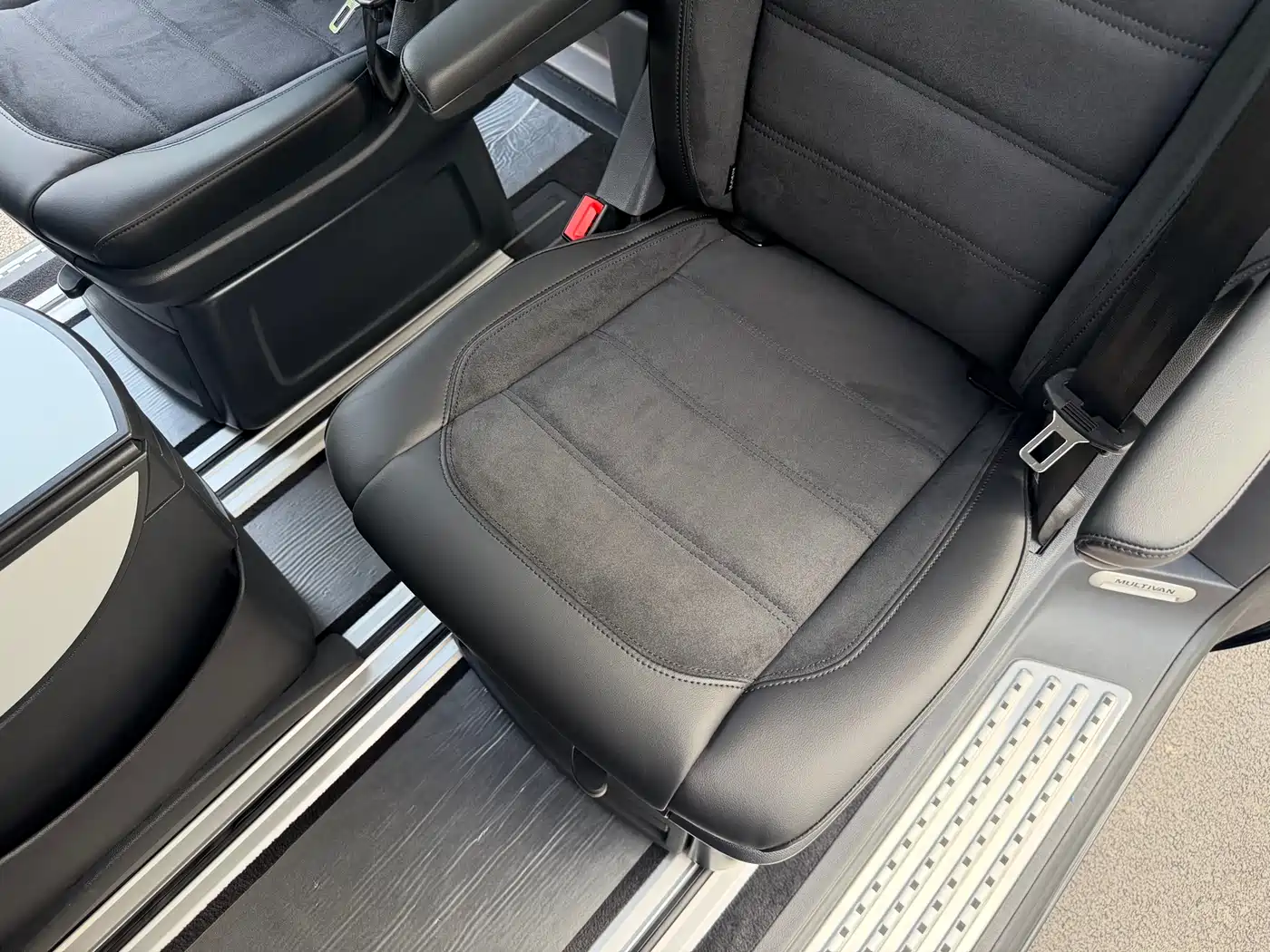 Volkswagen Multivan 2018 2.0TSI 4WD Explorer Edition 7-Seater фото 20