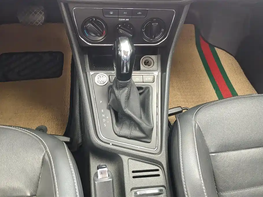 Volkswagen Lavida 2017 1.6L Automatic Comfort Edition фото 16