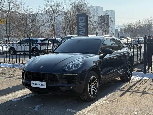 PORSCHE MACAN