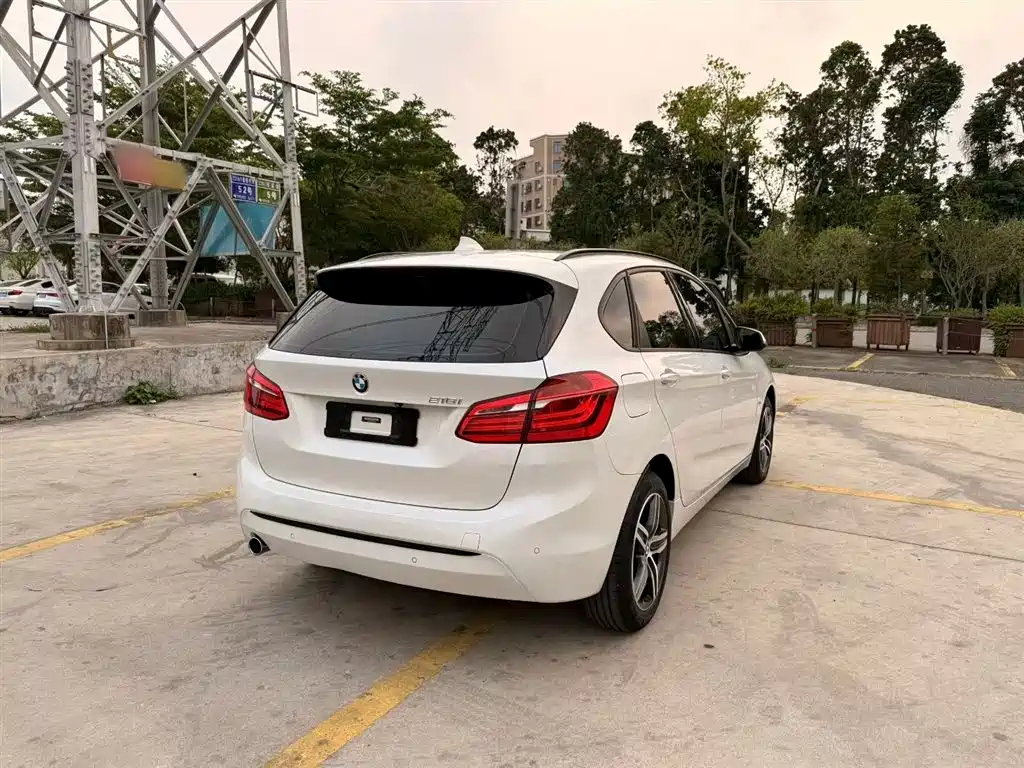 BMW 2 Series Touring 2016 218i Sport Design Package фото 7