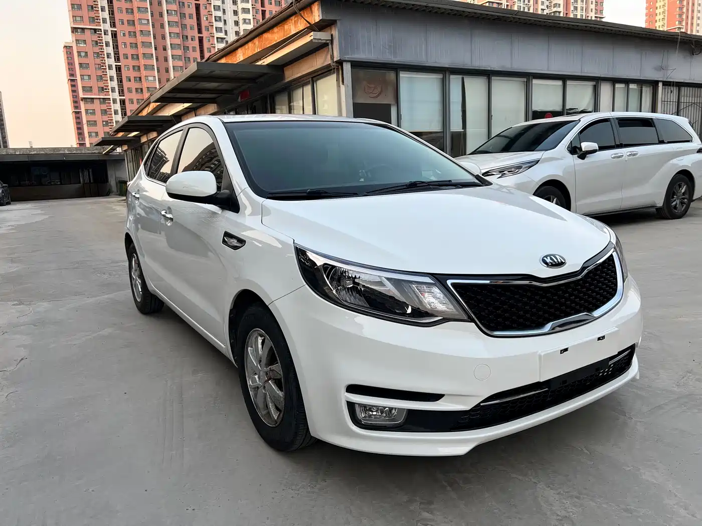Kia K2 2015 Hatchback 1.4L AT GLS Cool Edition фото 3