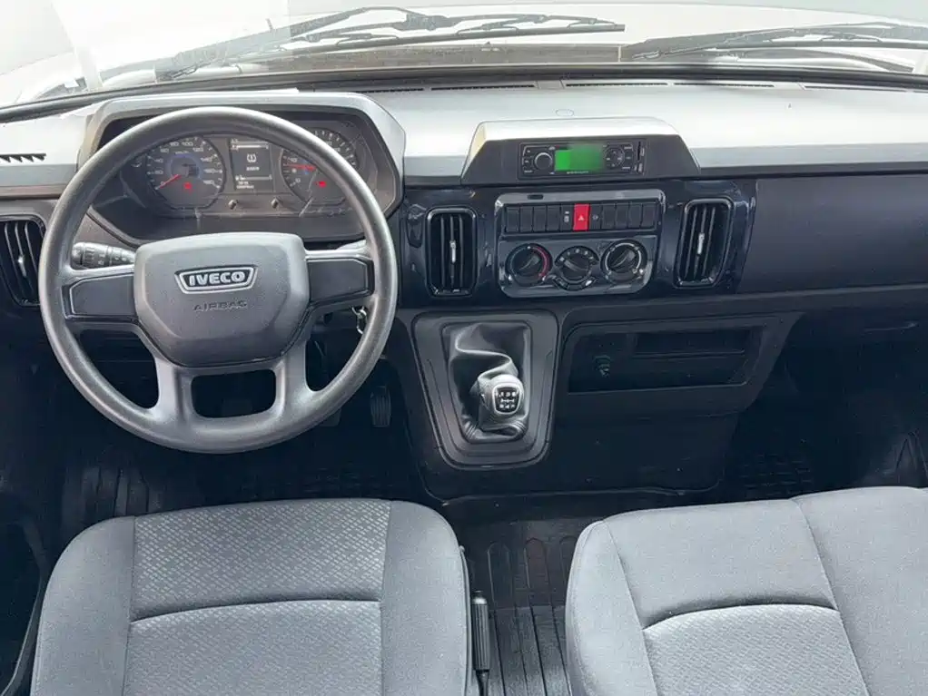 Iveco Daily 2024 2023 2.5T A35M1 Short Wheelbase Low Roof Single Tire Sliding Door 5-9 Seater