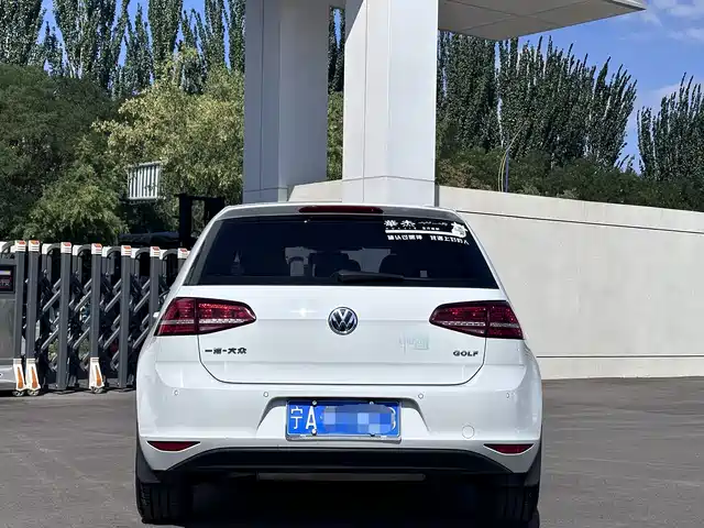 Volkswagen Golf 2017 1.6L Auto Comfort Millionth Edition — фото 5