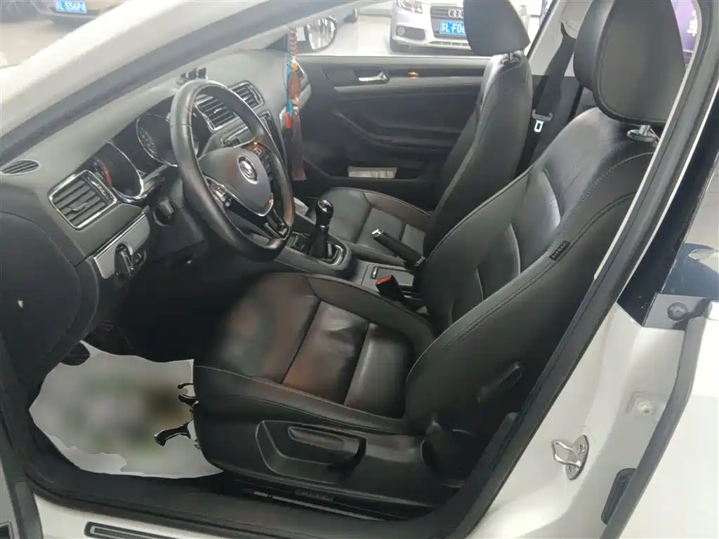 Volkswagen Sagitar 2018 1.6L Manual Comfort фото 15