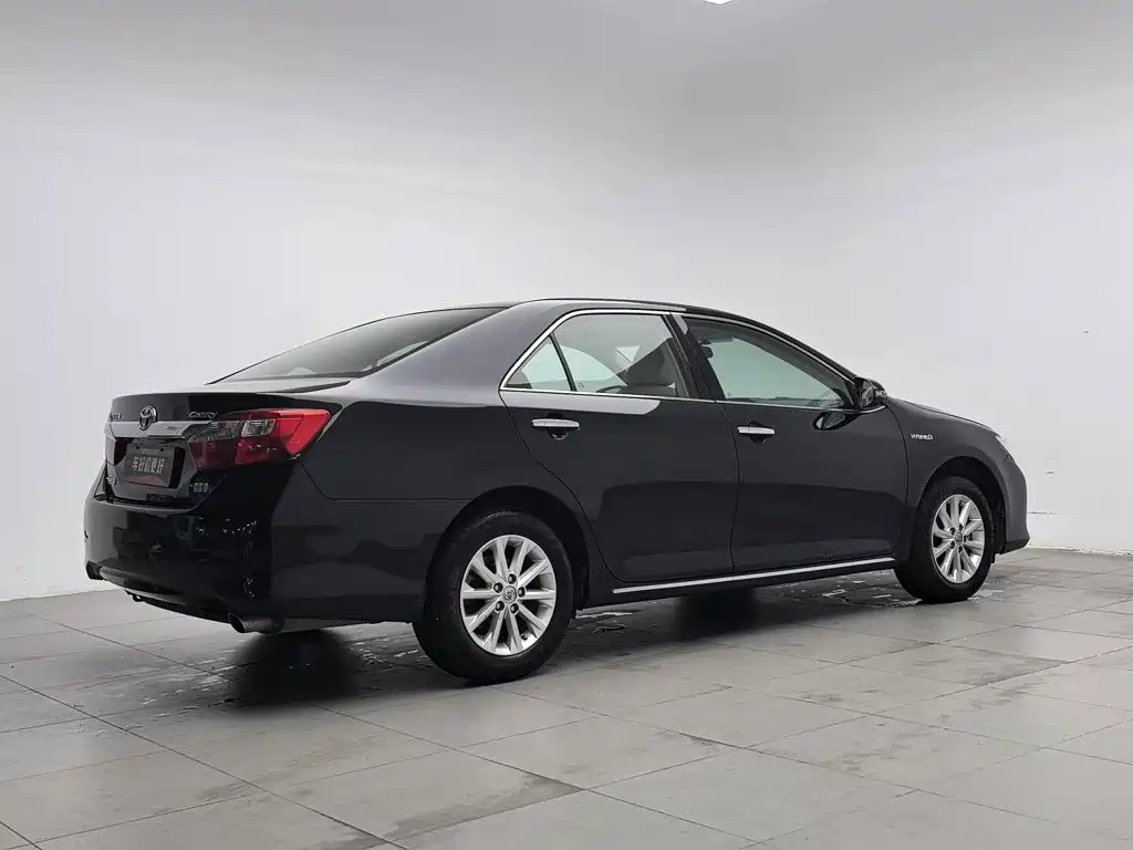 Фото 2 - Toyota Camry