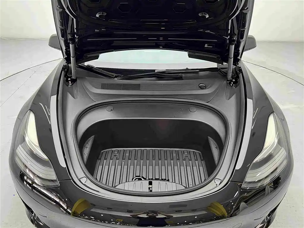 Фото 10 - Tesla Model 3