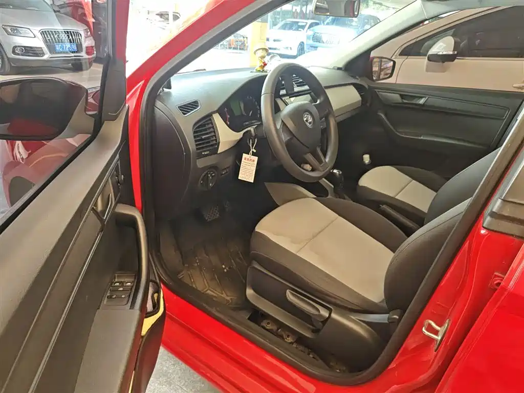 Škoda Fabia 2015 1.4L Automatic Advance Edition фото 9