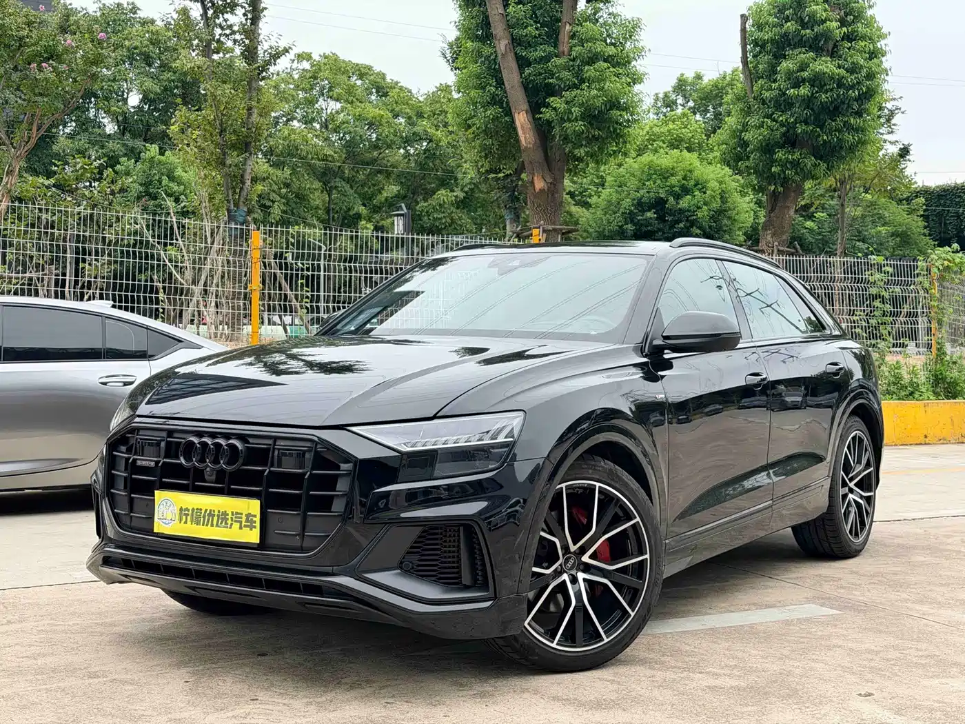 Photo 2 - Audi Q8