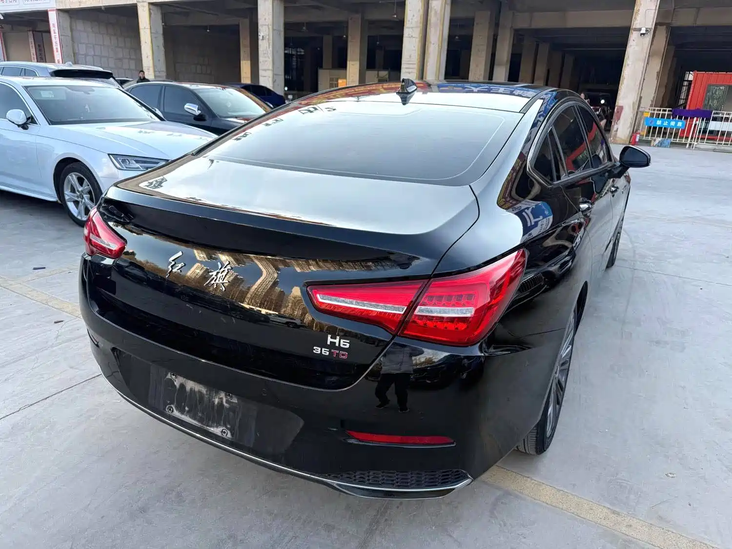 Фото 10 - Hongqi H5