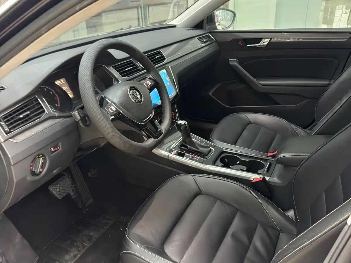 Volkswagen Passat 2017 330TSI DSG Prestige фото 7