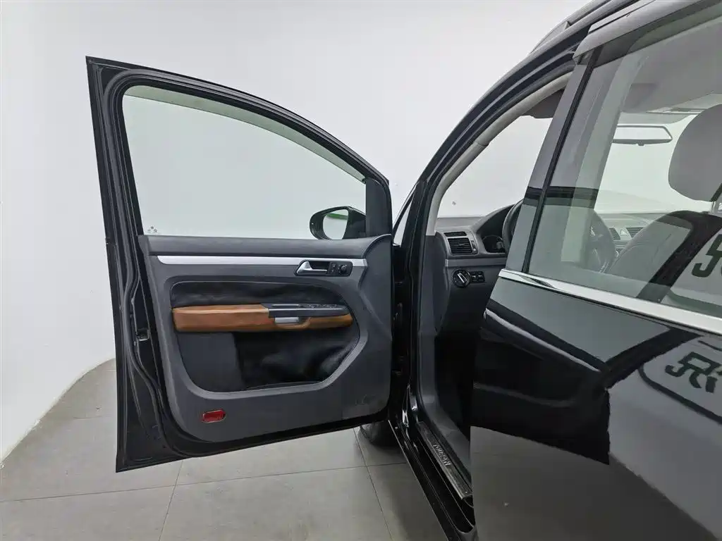 Volkswagen Touran 2015 1.4T Manual Trend Edition 5-seater фото 8