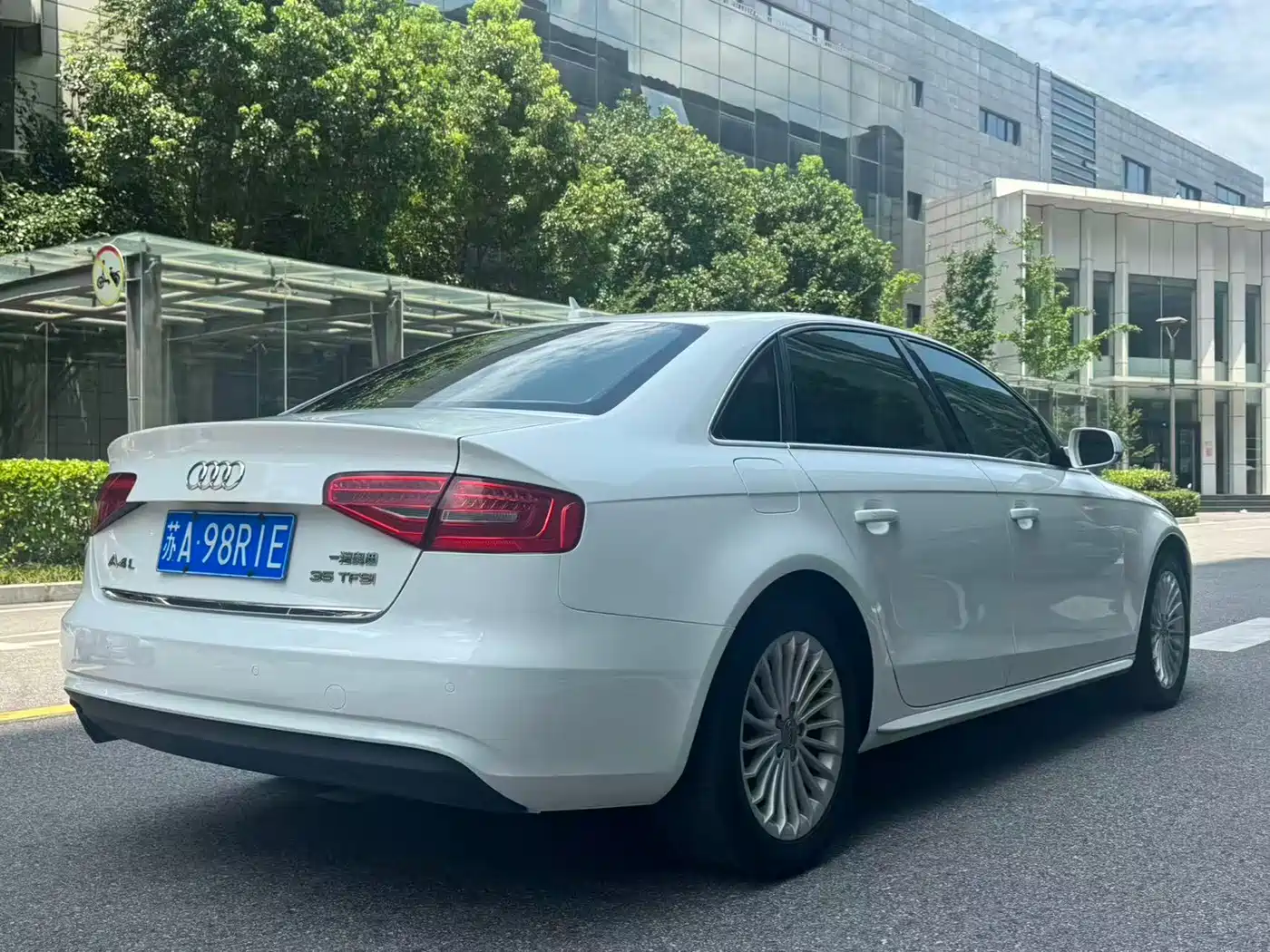 Фото 6 - Audi A4L